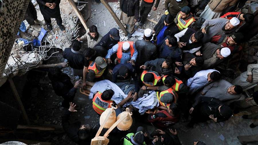Число жертв взрыва в мечети в Пакистане возросло до 90<br />
