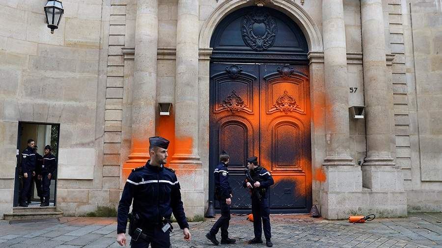 Экоактивисты облили краской фасад резиденции премьер-министра Франции<br />
