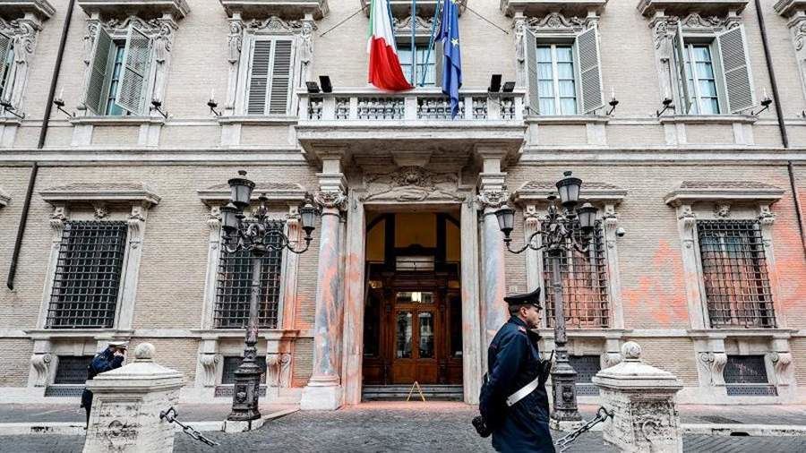 Экоактивисты облили краской здание итальянского сената в Риме<br />
