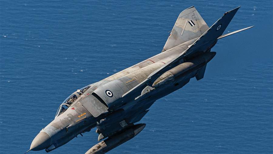 Истребитель F-4 ВВС Греции упал в Ионическое море<br />
