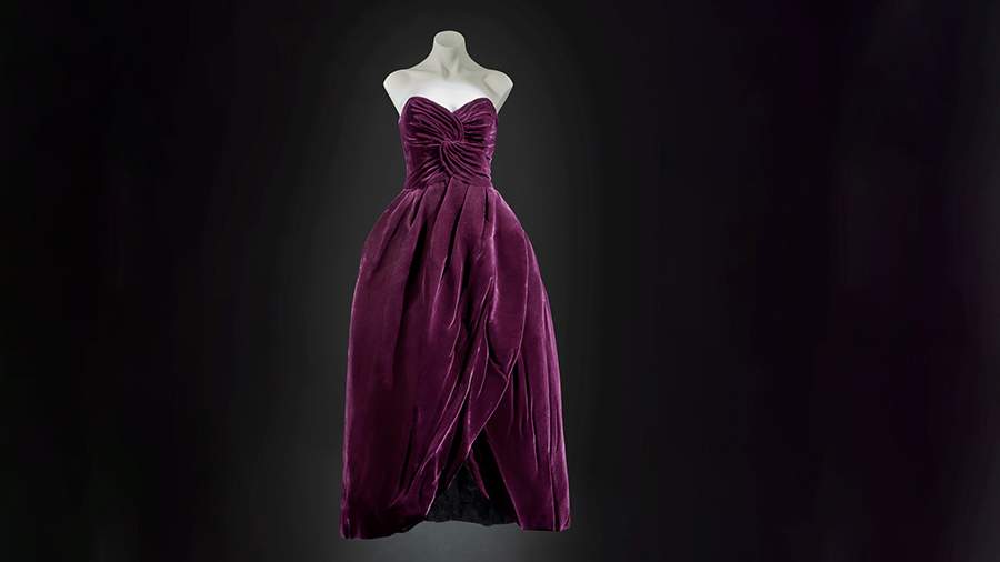 Платье принцессы Дианы на аукционе продали за рекордные $604,8 тыс.<br />
