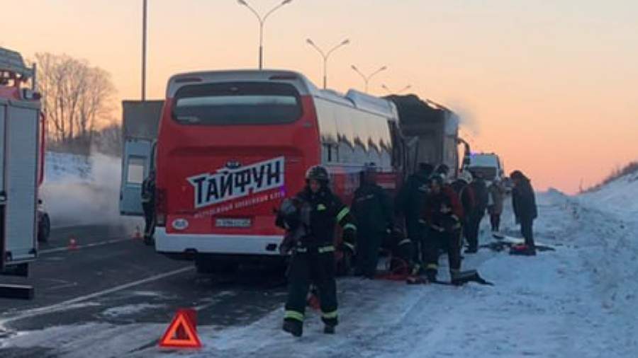 При столкновении грузовика с автобусом в Приморье пострадали 14 человек<br />

