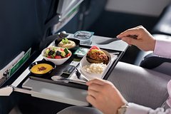 Стюардесса раскрыла способ бесплатно получить вторую порцию еды в самолете